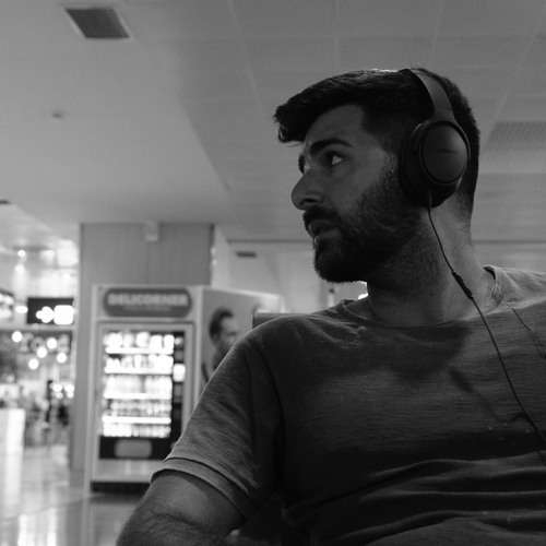 Portrait of SYNN wearing headphones